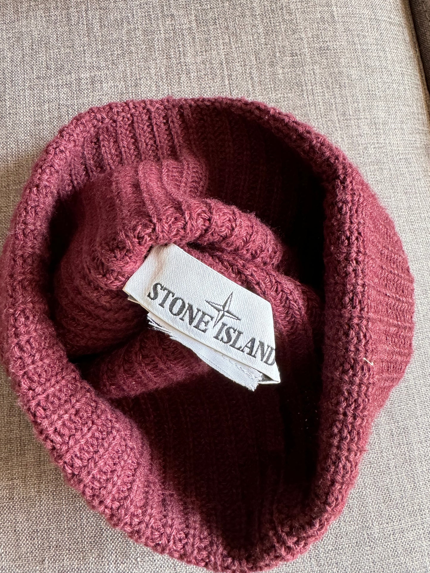 Berretto rosso Stone Island